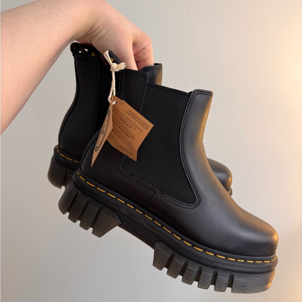 BRAND NEW DOC MARTENS        Chunky Black Chelsea Boots with Yellow Stitching